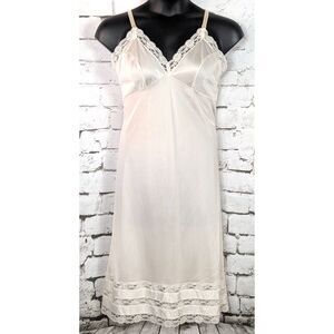 VINTAGE MOVIE STAR Shiny Stretch Satin Nylon Lace Slip Glamour Feminine Size 44